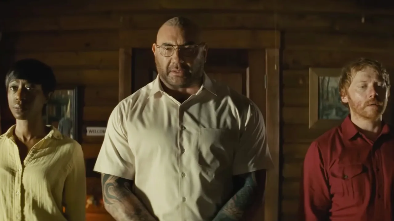 Dave Bautista vai além dos músculos no novo filme de Shyamalan