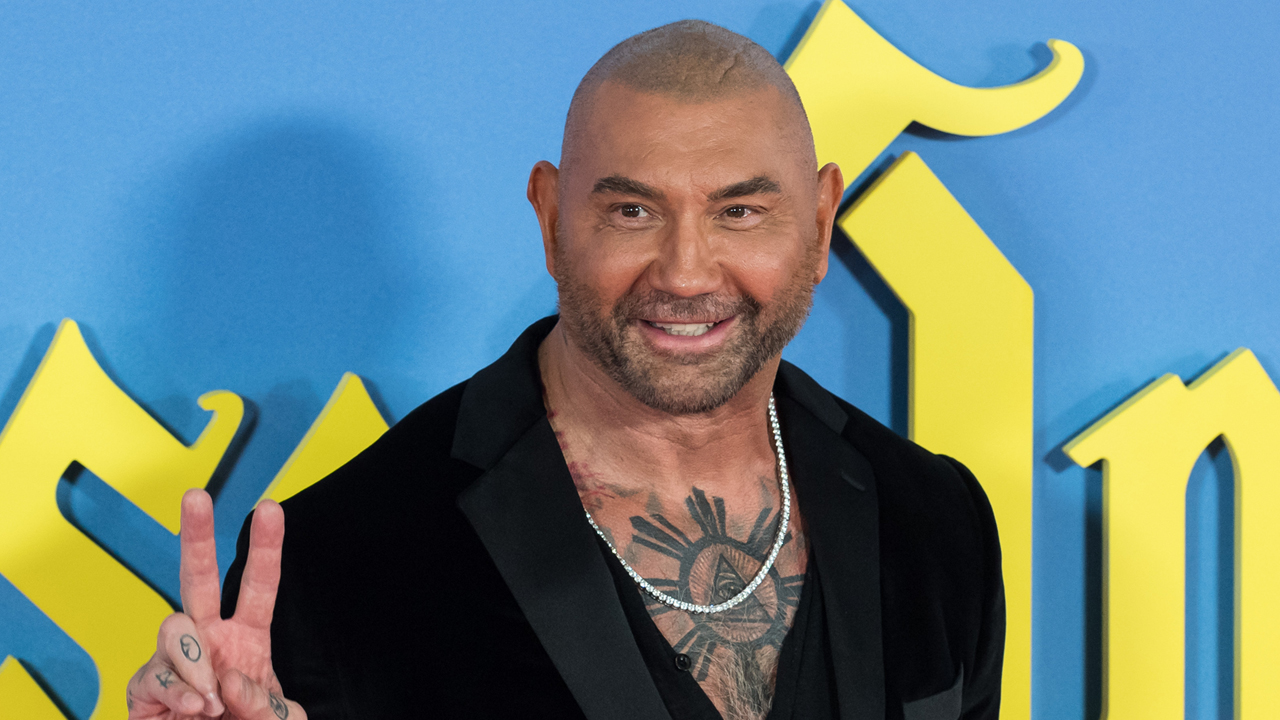 Dave Bautista aparece com visual intimidador na primeira imagem do