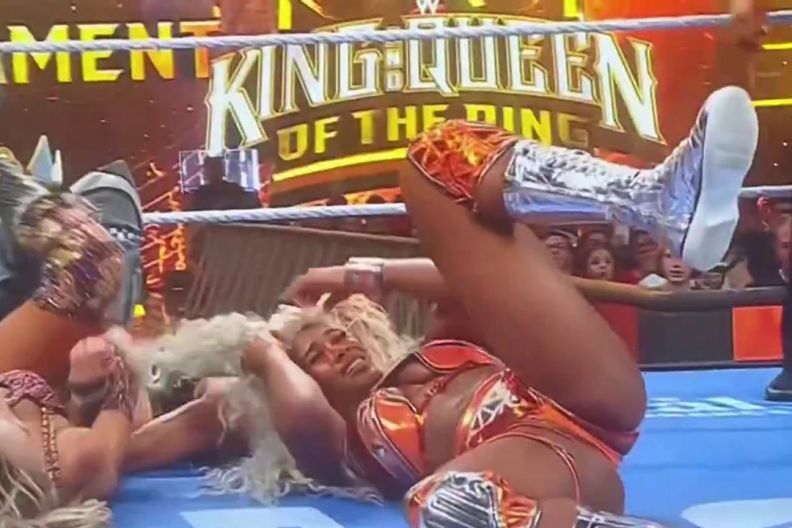 Jade Cargill vs Charlotte Flair wig malfunction WWE SmackDown