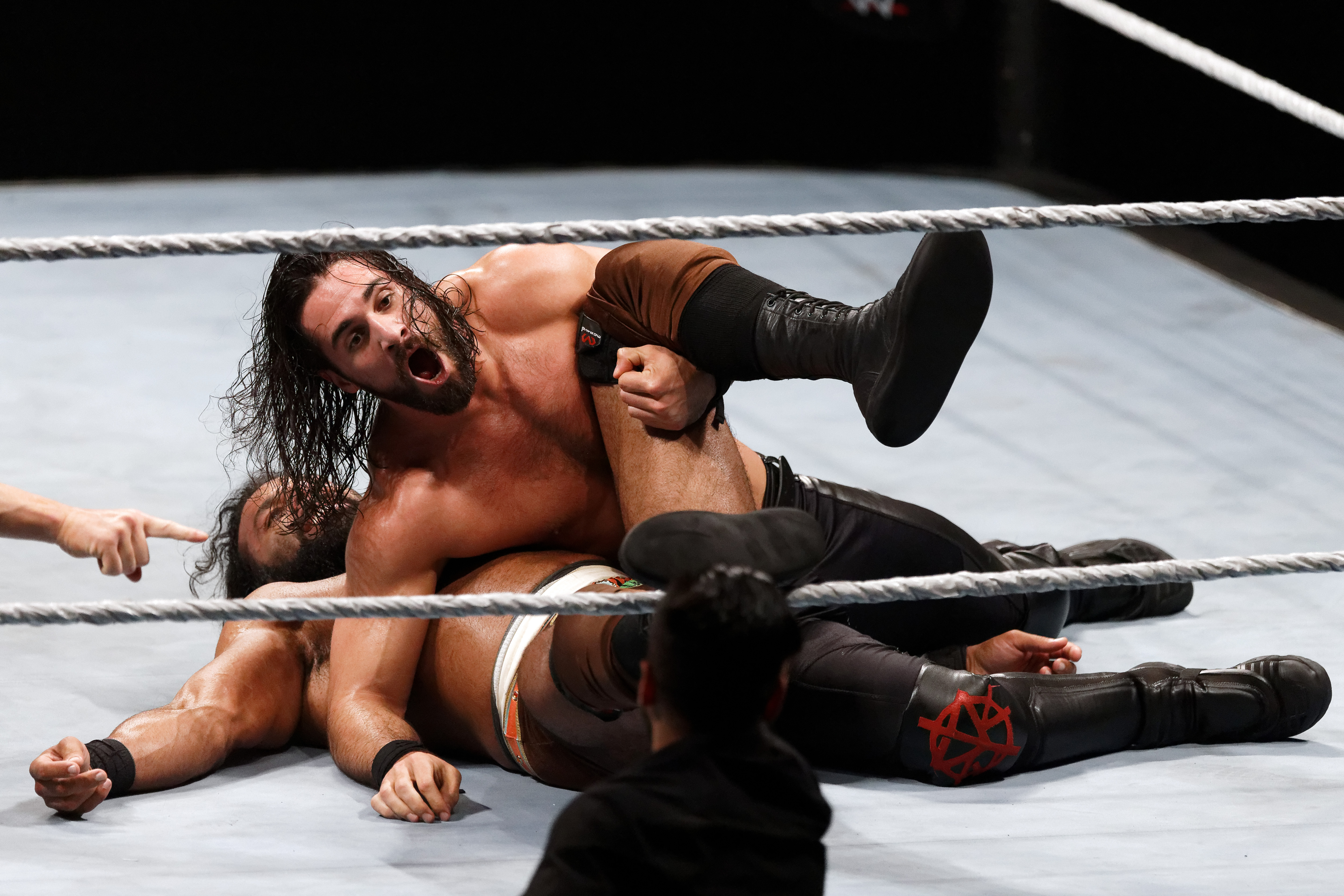 Seth Rollins vs Jinder Mahal