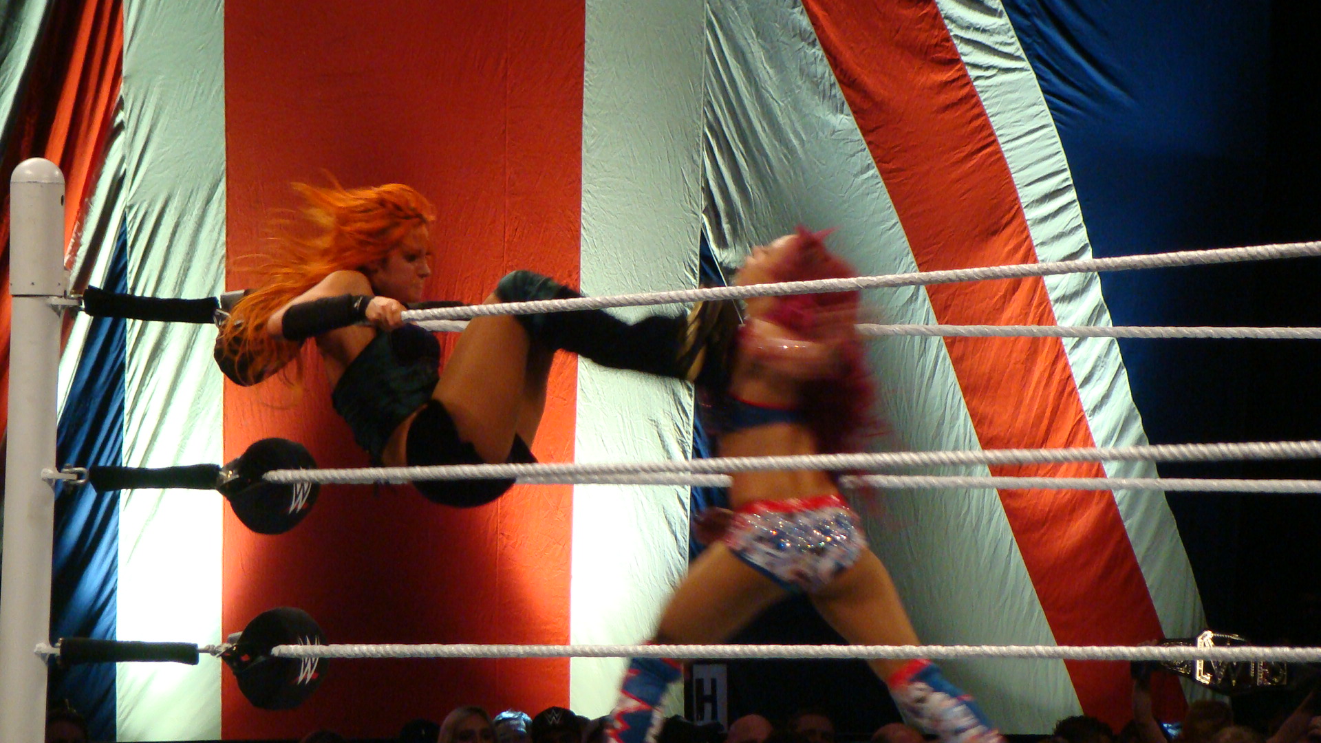 Becky Lynch vs Sasha Banks